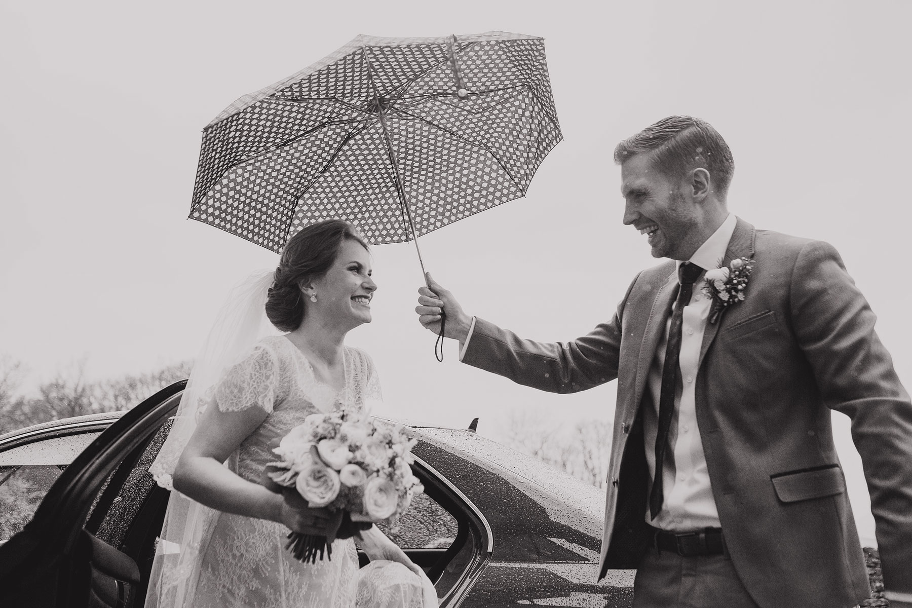 quirky and cool wedding photography in the rain