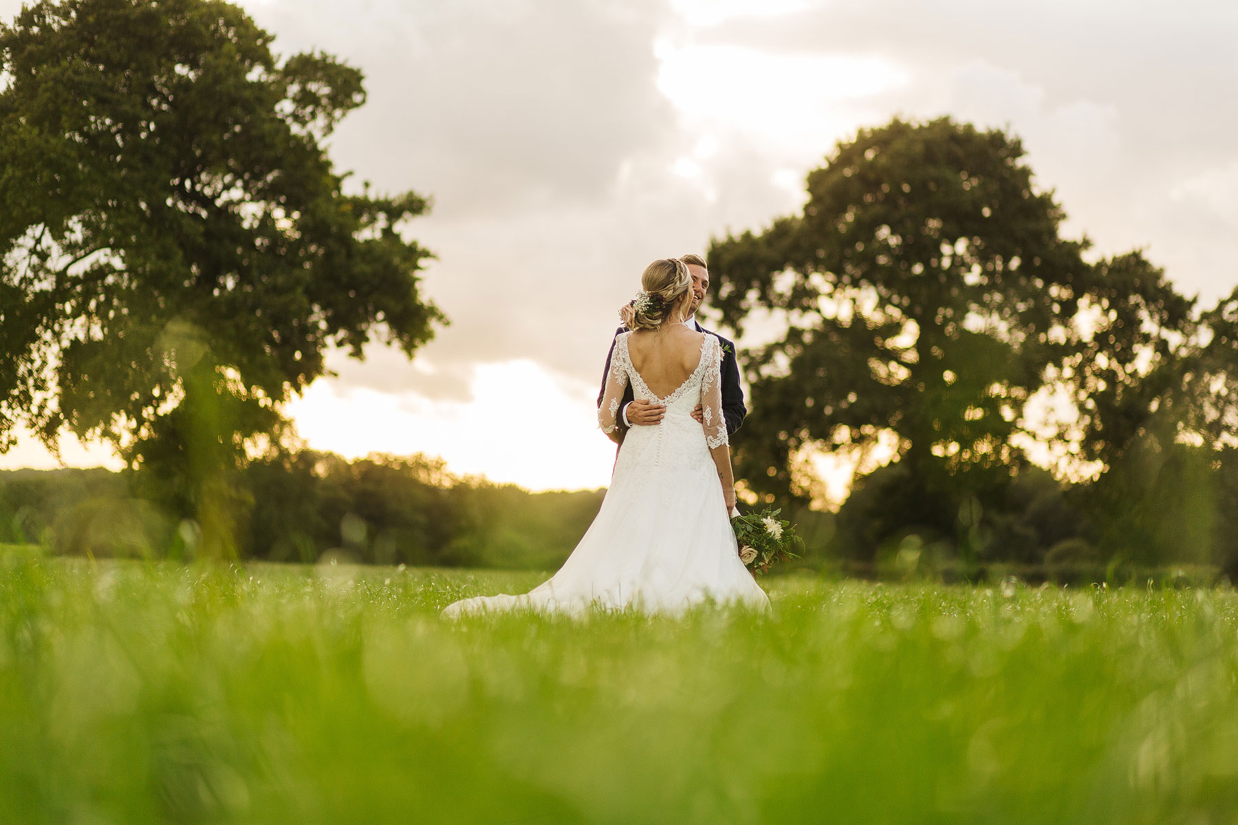 amazing pictures of a bride and groom in a field