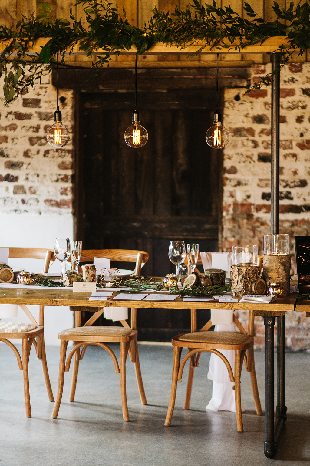 how to style a cool wedding in a barn