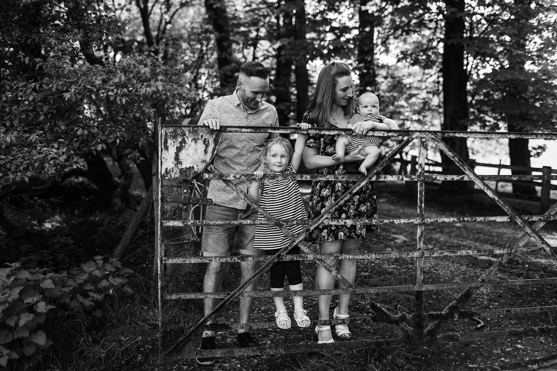 family candid photoshoot in the outdoors