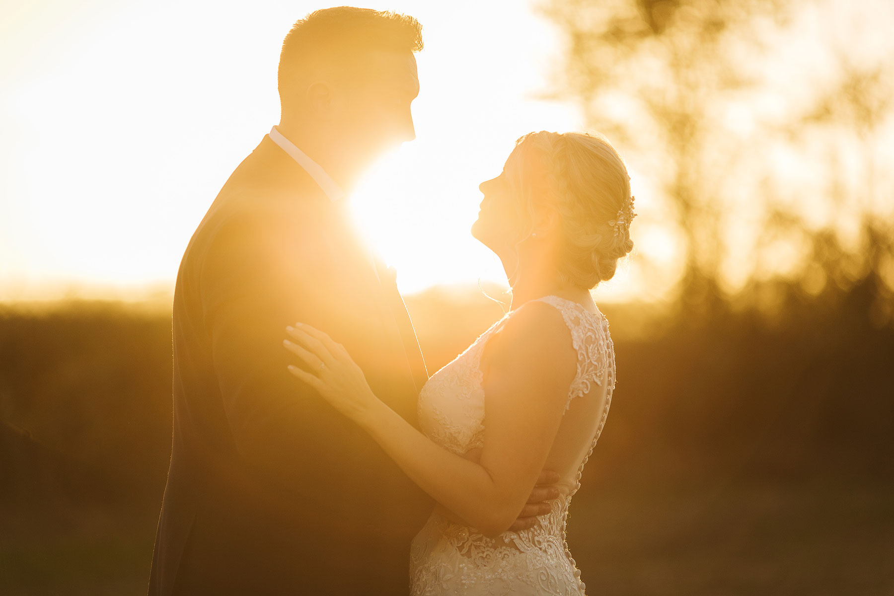 bride and groom in yummy autumn natural wedding light