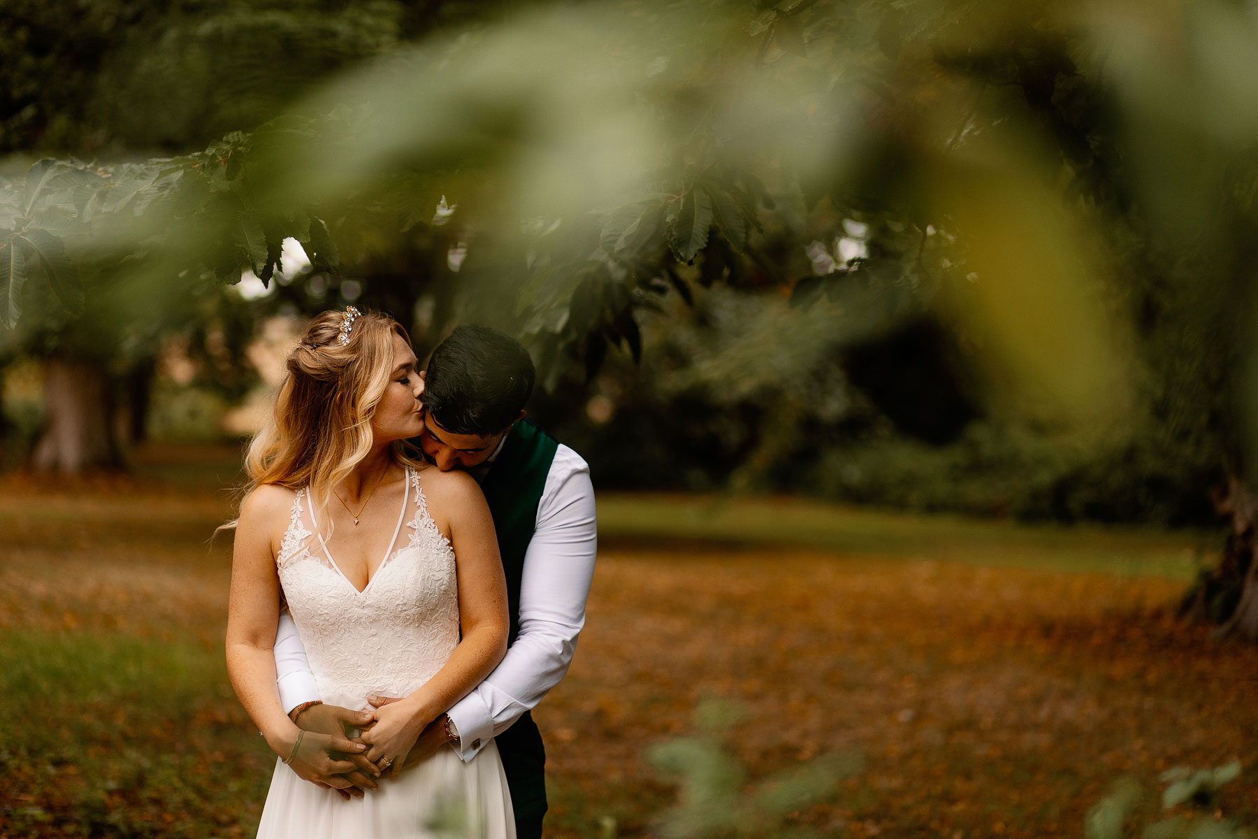 natural wedding pictures of a bride and groom at thorpe gardens