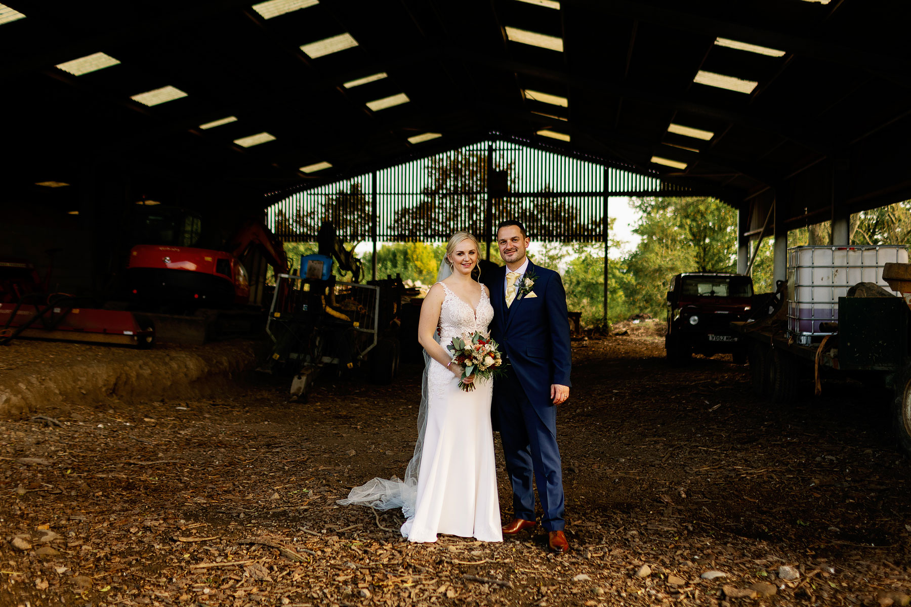 laid back wedding photographs at the outbarn