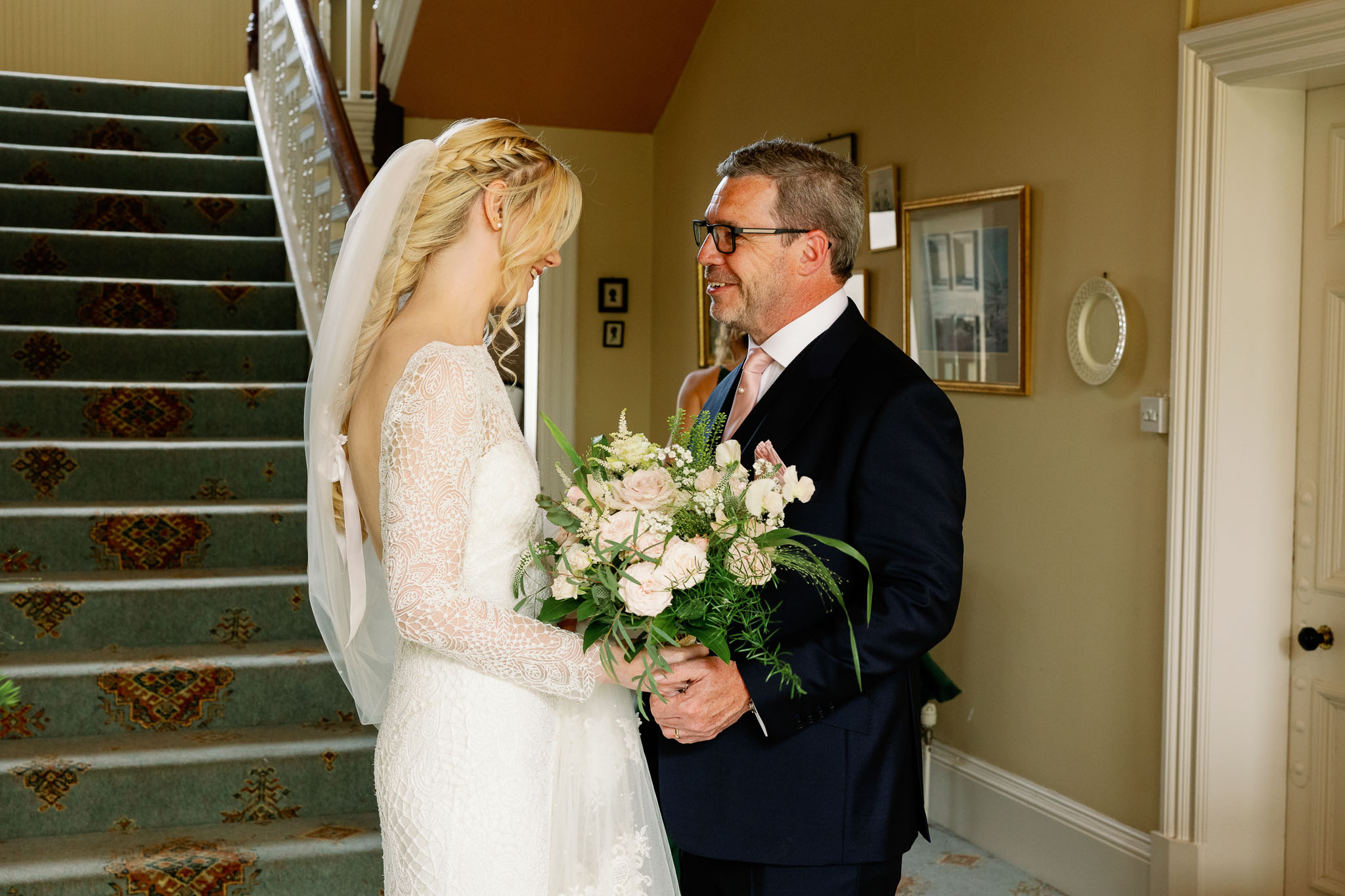 Dads sees his daughter before th wedding ceremony 
