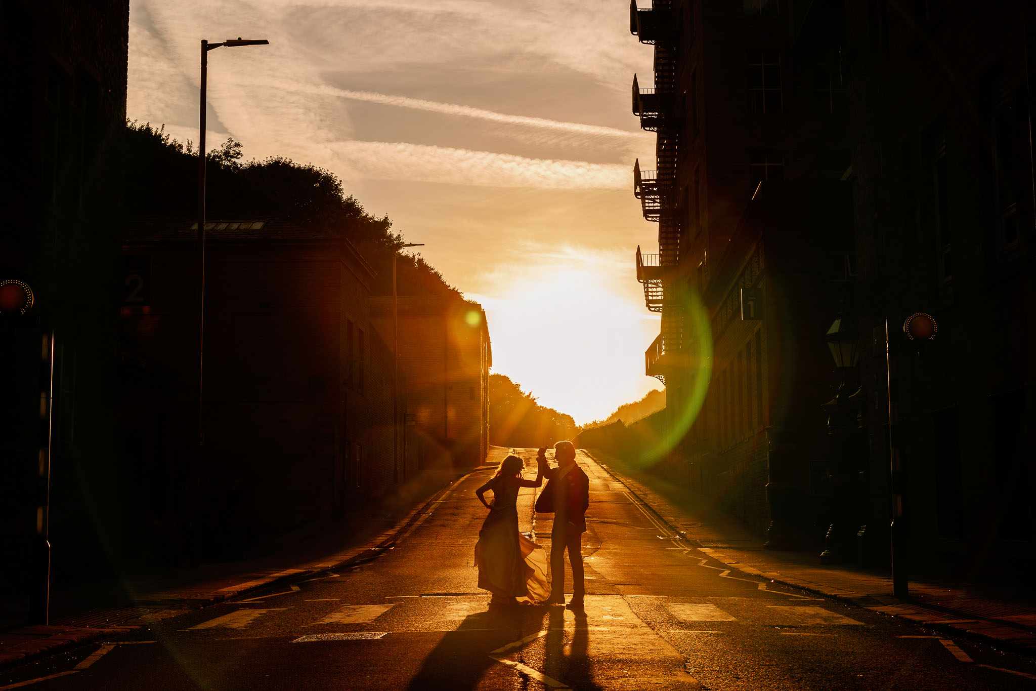 Amazing Pictures of a wedding couple in the City in the sunset 