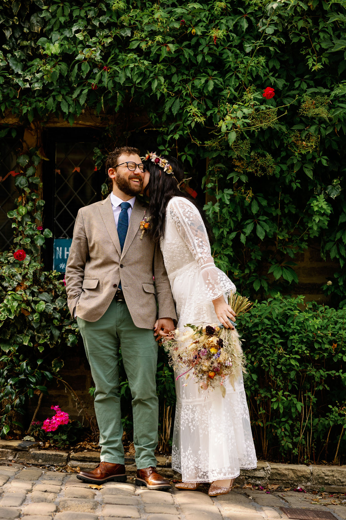 Couple just married with a Boho look 